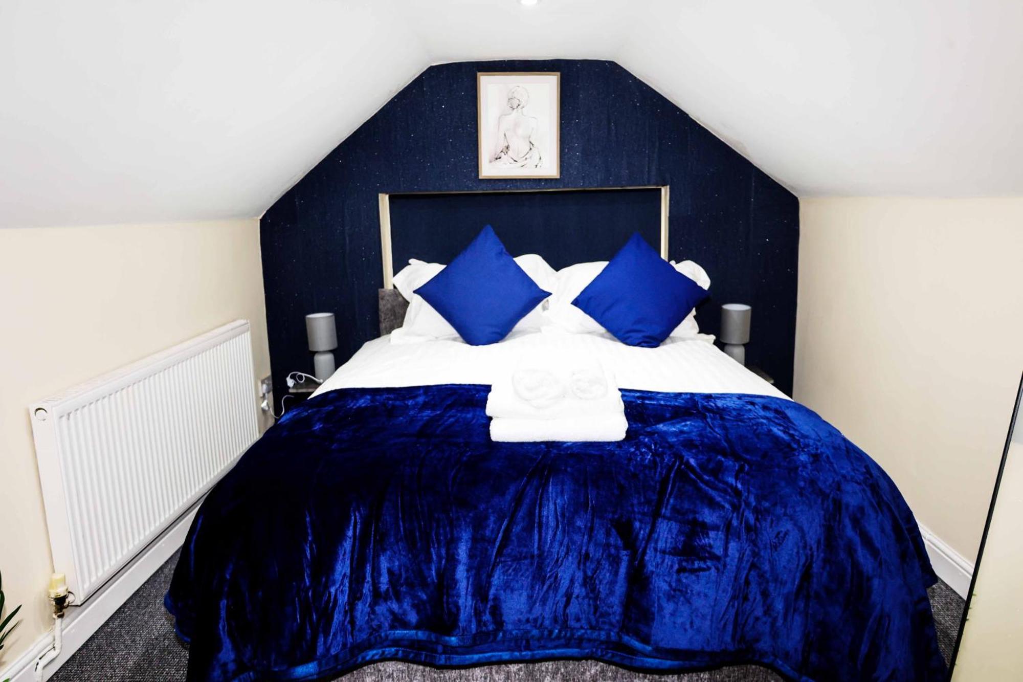 Lausory King Bed Living Your Luxe Home Away Nottingham Luaran gambar