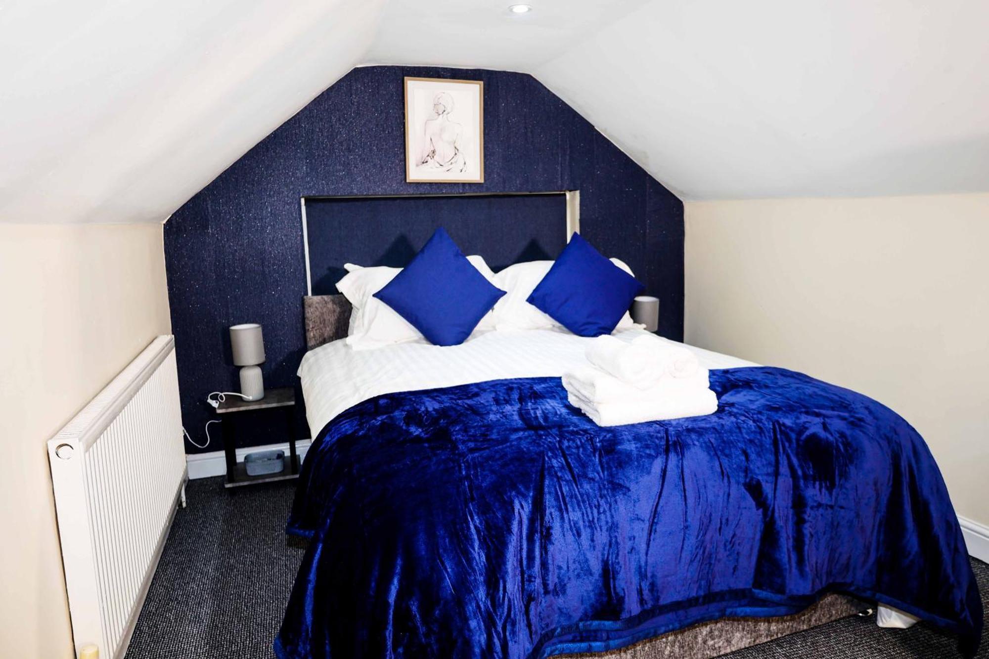 Lausory King Bed Living Your Luxe Home Away Nottingham Luaran gambar