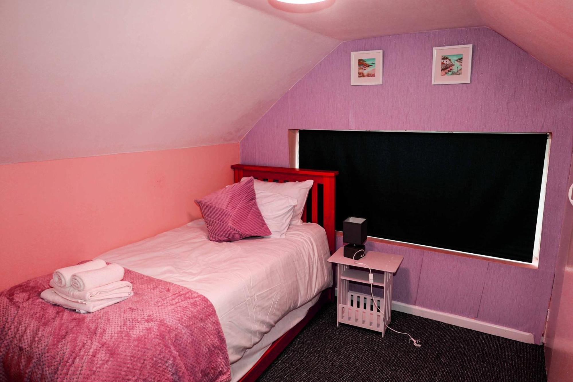 Lausory King Bed Living Your Luxe Home Away Nottingham Luaran gambar