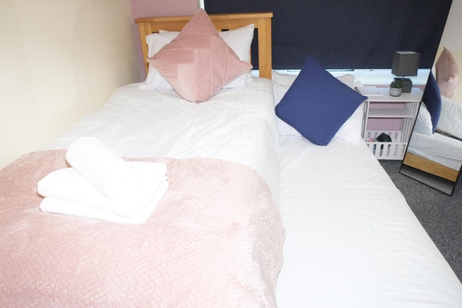 Lausory King Bed Living Your Luxe Home Away Nottingham Luaran gambar