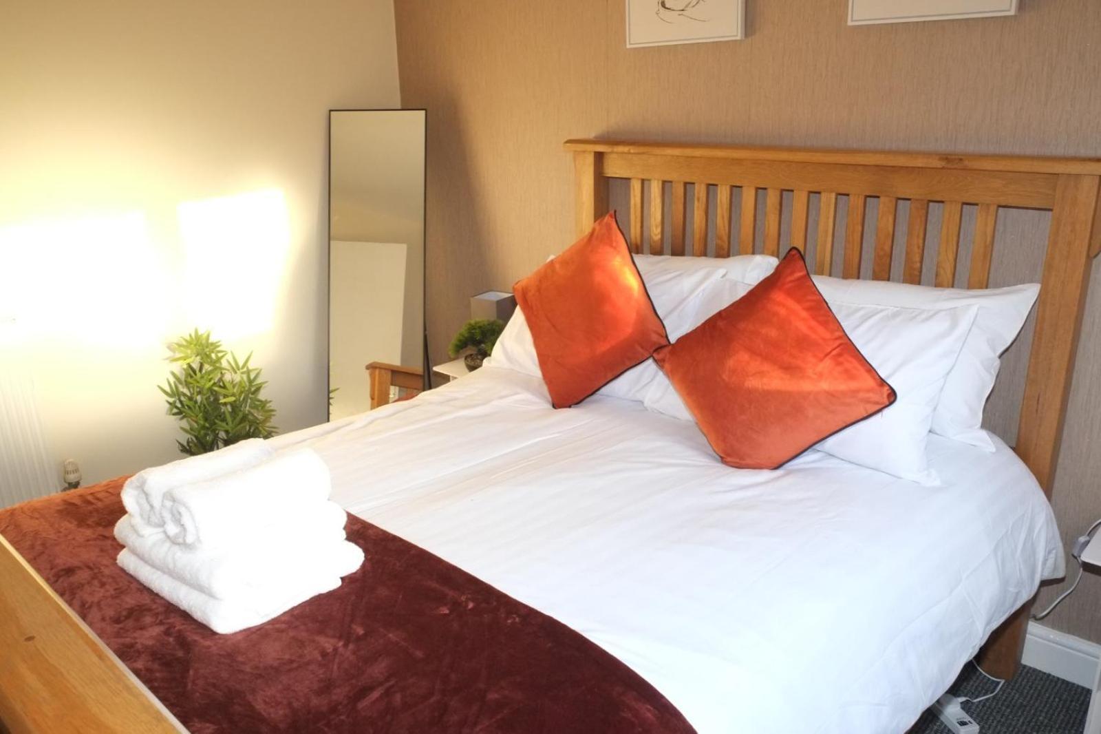 Lausory King Bed Living Your Luxe Home Away Nottingham Luaran gambar